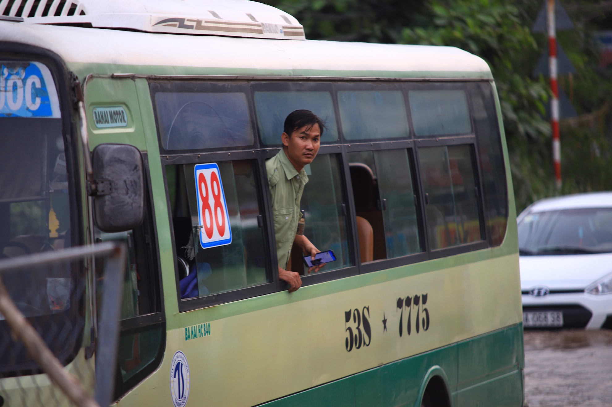 Người Sài Gòn bì bõm về nhà giữa nước ngập ảnh 8 Nguoi Sai Gon bi bom ve nha giua nuoc ngap anh 8