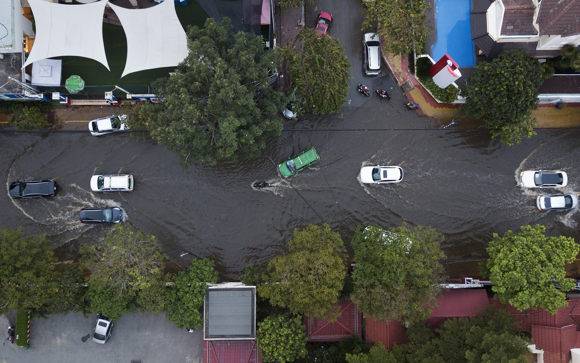 Người Sài Gòn bì bõm về nhà giữa nước ngập ảnh 1 Nguoi Sai Gon bi bom ve nha giua nuoc ngap anh 1