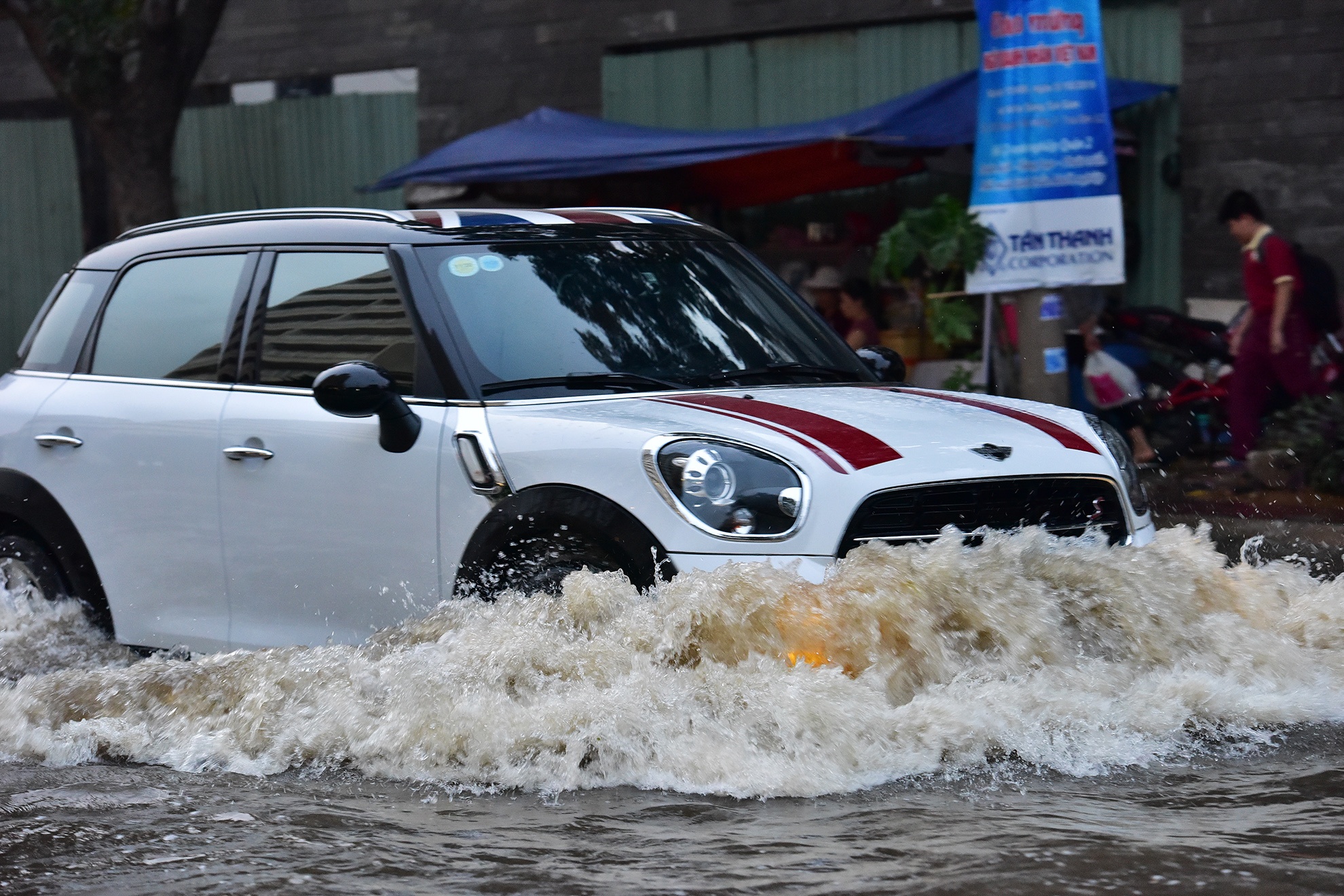 Nguoi Sai Gon bi bom ve nha giua nuoc ngap anh 2