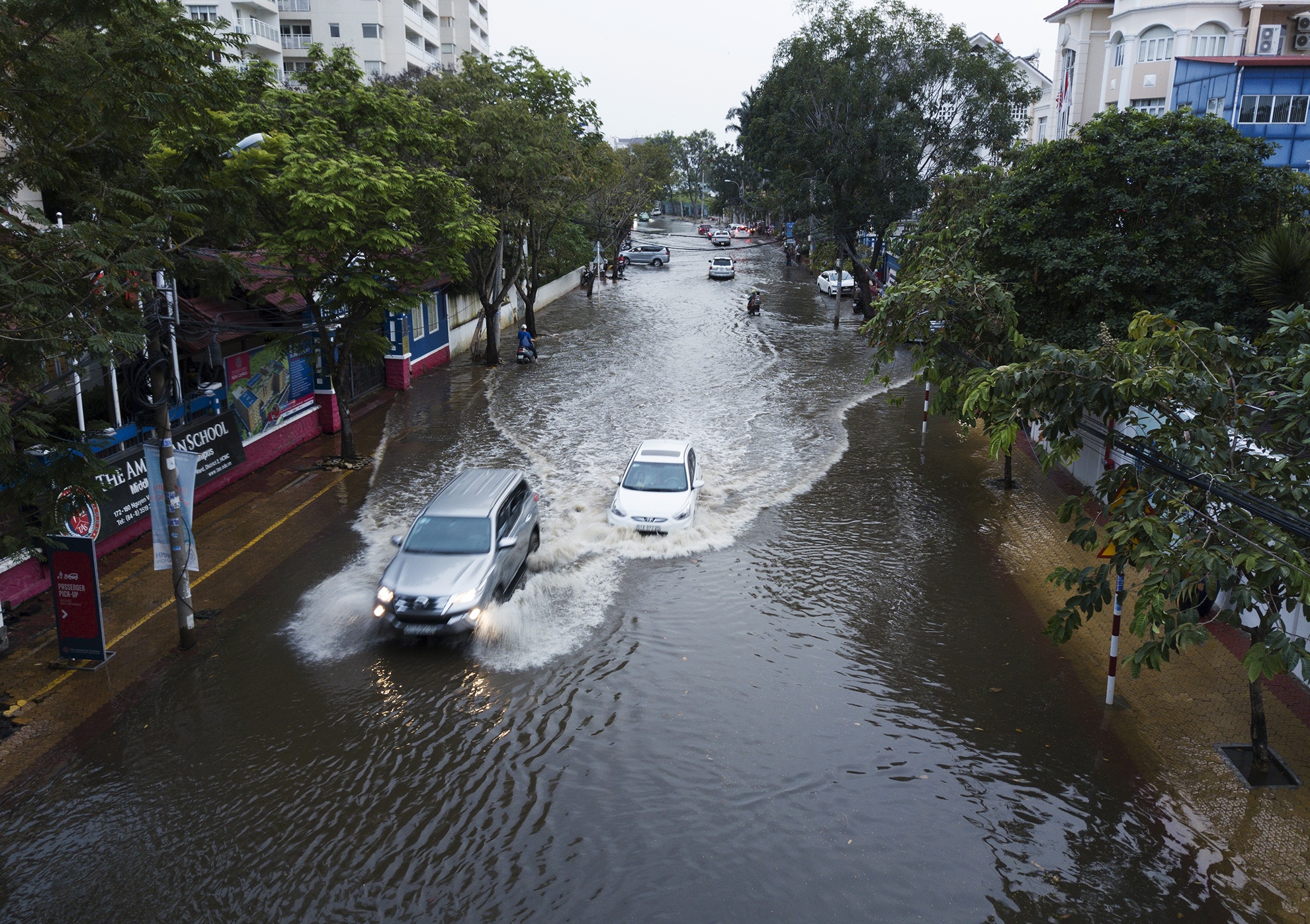 Người Sài Gòn bì bõm về nhà giữa nước ngập ảnh 5 Nguoi Sai Gon bi bom ve nha giua nuoc ngap anh 5
