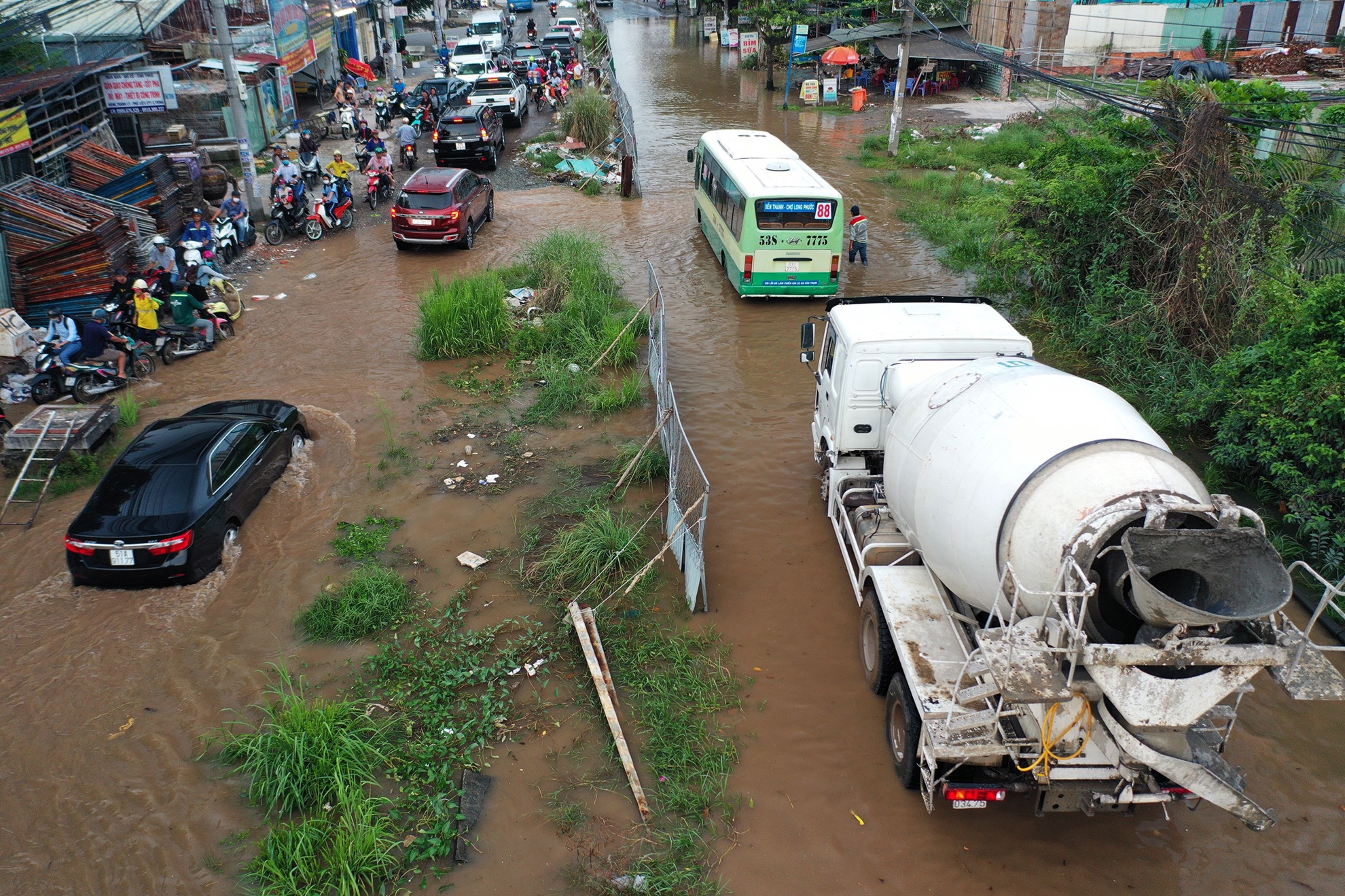 Người Sài Gòn bì bõm về nhà giữa nước ngập ảnh 7 Nguoi Sai Gon bi bom ve nha giua nuoc ngap anh 7