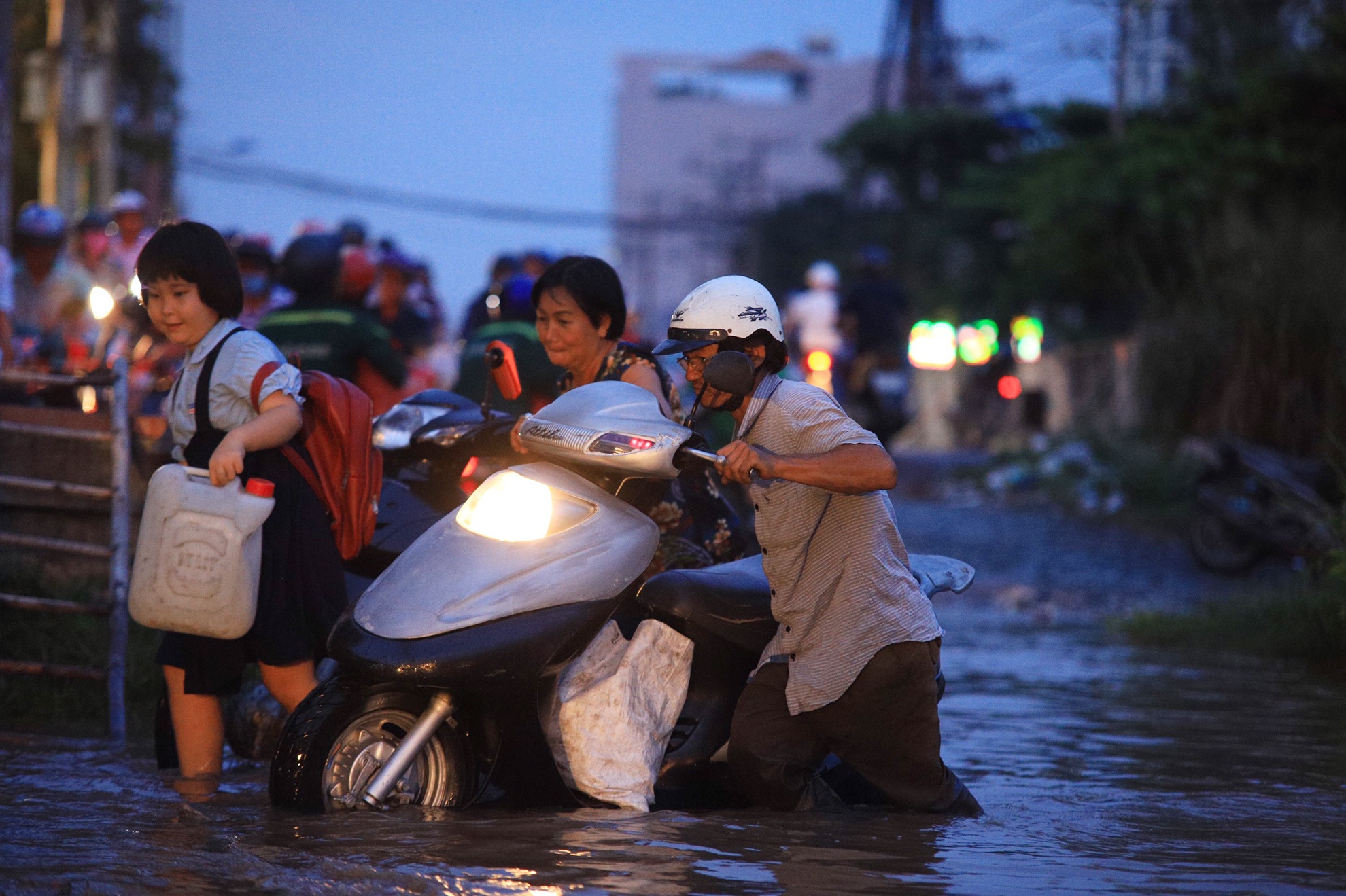 Người Sài Gòn bì bõm về nhà giữa nước ngập ảnh 9 Nguoi Sai Gon bi bom ve nha giua nuoc ngap anh 9