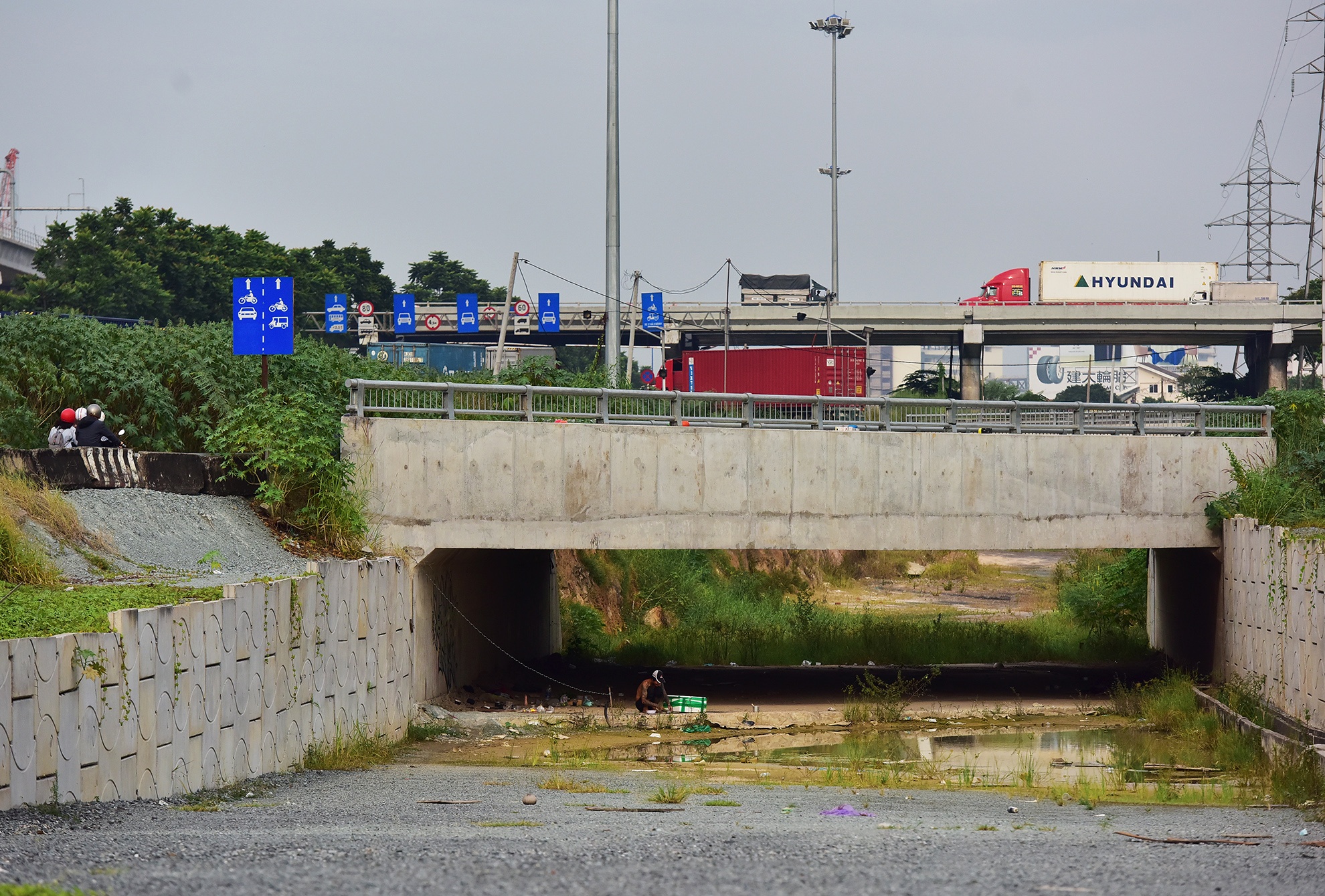 Thong xe nut giao thong DHQG TP.HCM anh 13