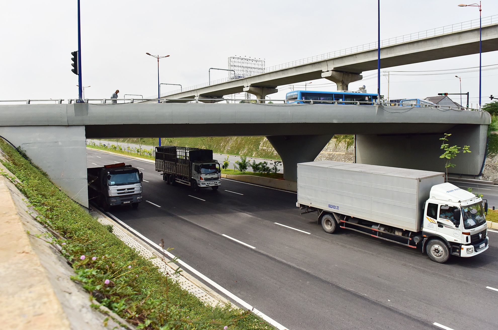 Thong xe nut giao thong DHQG TP.HCM anh 5