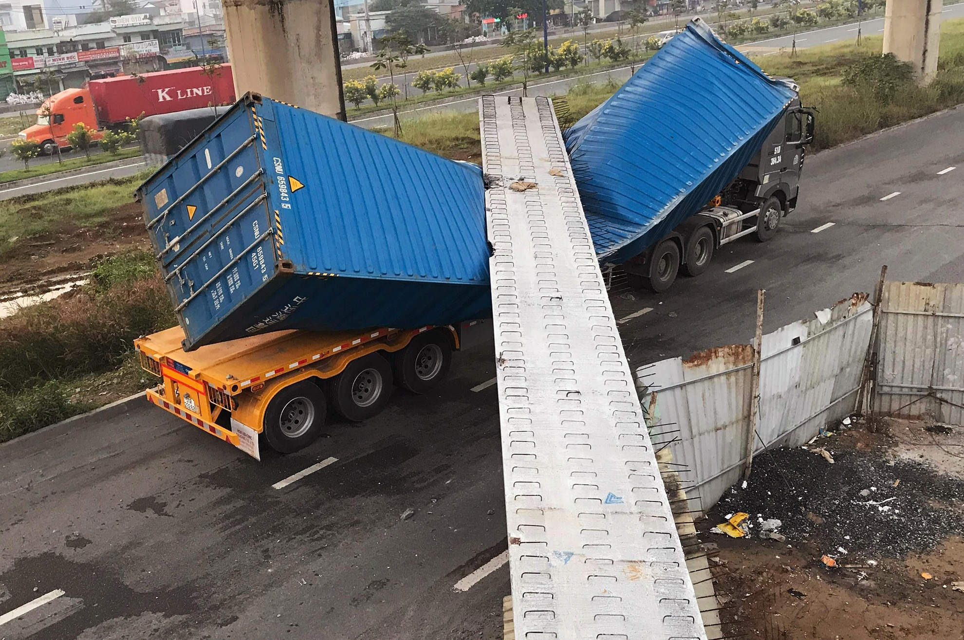 Toan canh cau bo hanh bi sap de bep container o TP.HCM hinh anh