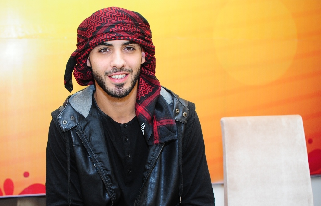 Tang 500 ve giao luu voi 'trai dep' Omar hinh anh