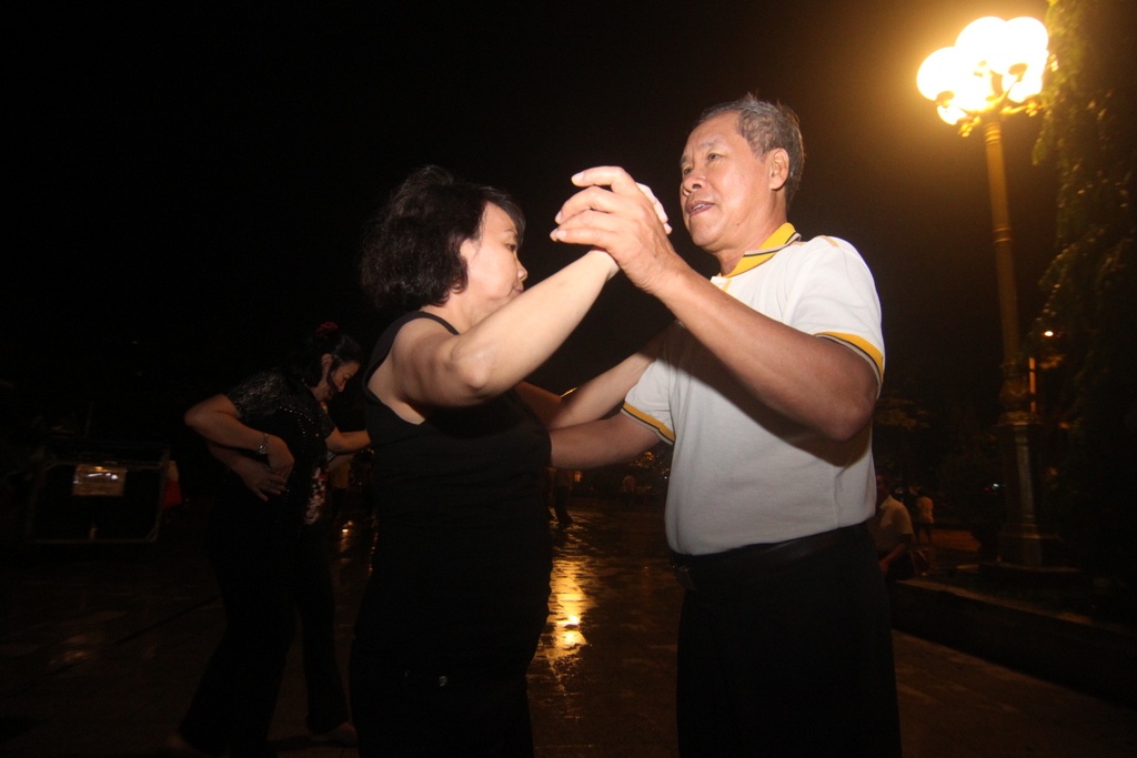 U.70 Sai Gon nhay 'cha cha cha' tai cong vien hinh anh