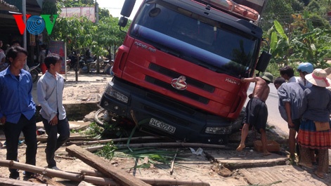 Xe tai keo re xe may, xac 2 nan nhan roi xuong cong hinh anh