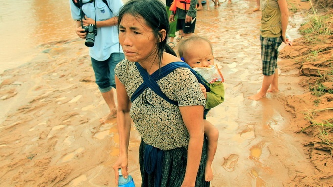 Ba ngay nhin doi giua ron lu tim nguoi mat tich hinh anh