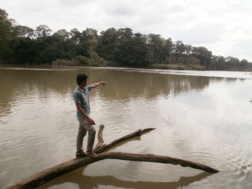 Lat thuyen tren song Serepok, 2 nguoi mat tich hinh anh