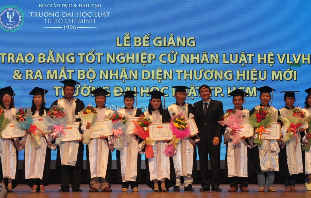 DH Luat TP.HCM ra mat bo nhan dien thuong hieu moi hinh anh