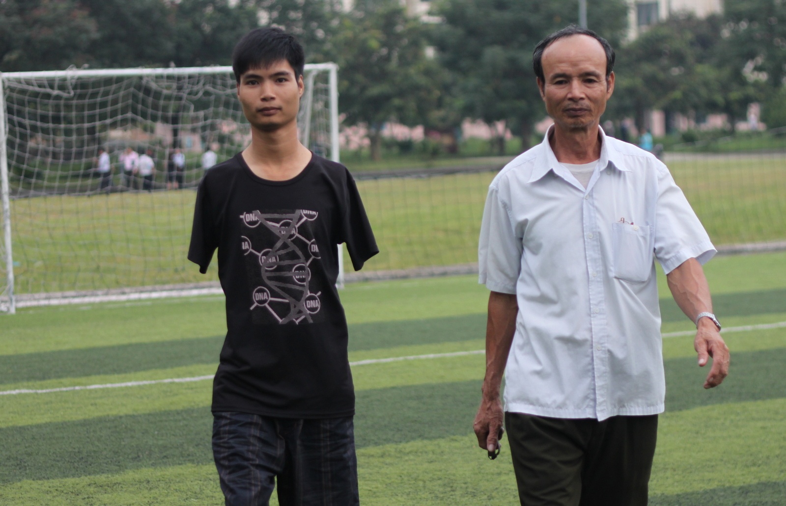 Nguoi cha theo con khong tay vao dai hoc hinh anh