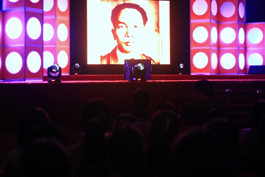 1.000 sinh vien TP.HCM mac niem Dai tuong Vo Nguyen Giap hinh anh