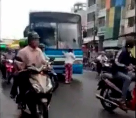 Clip nguoi phu nu dung tay chan xe buyt tai TP.HCM hinh anh