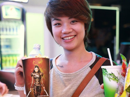 Co gai kiem tram trieu tu ban do an hinh anh