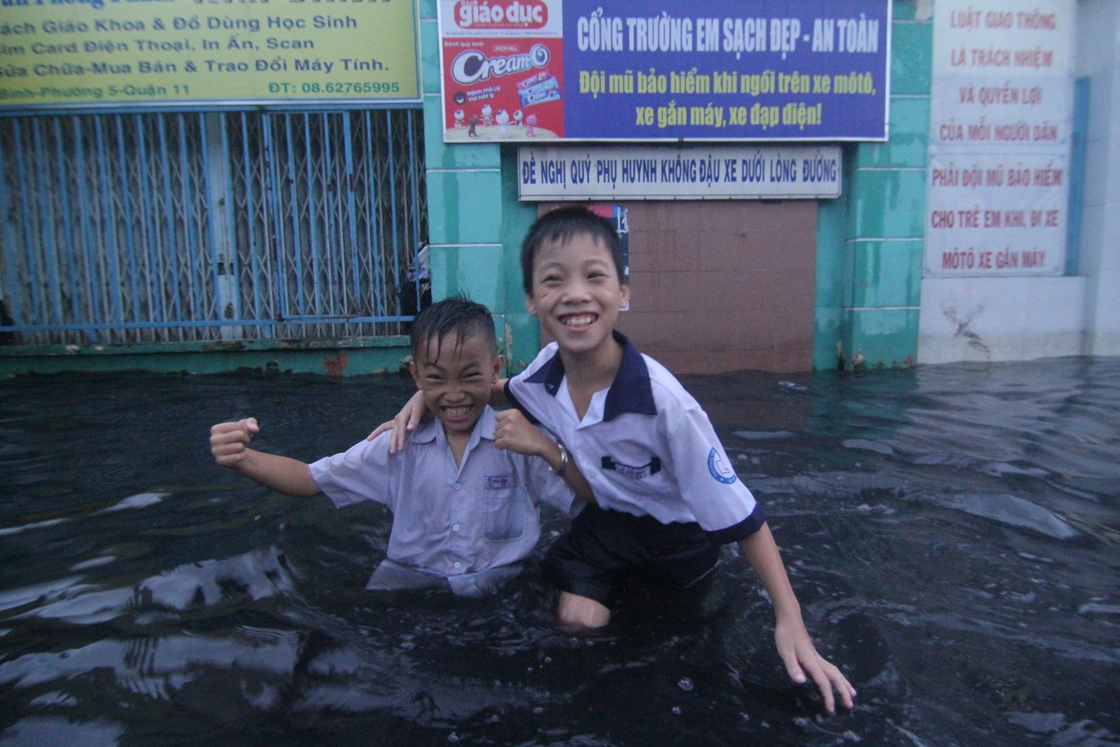 Hoc tro TP.HCM bi bom loi nuoc den sau con mua hinh anh