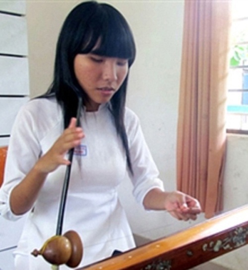 Co hoc tro mu thanh thu khoa HV Am nhac Hue hinh anh