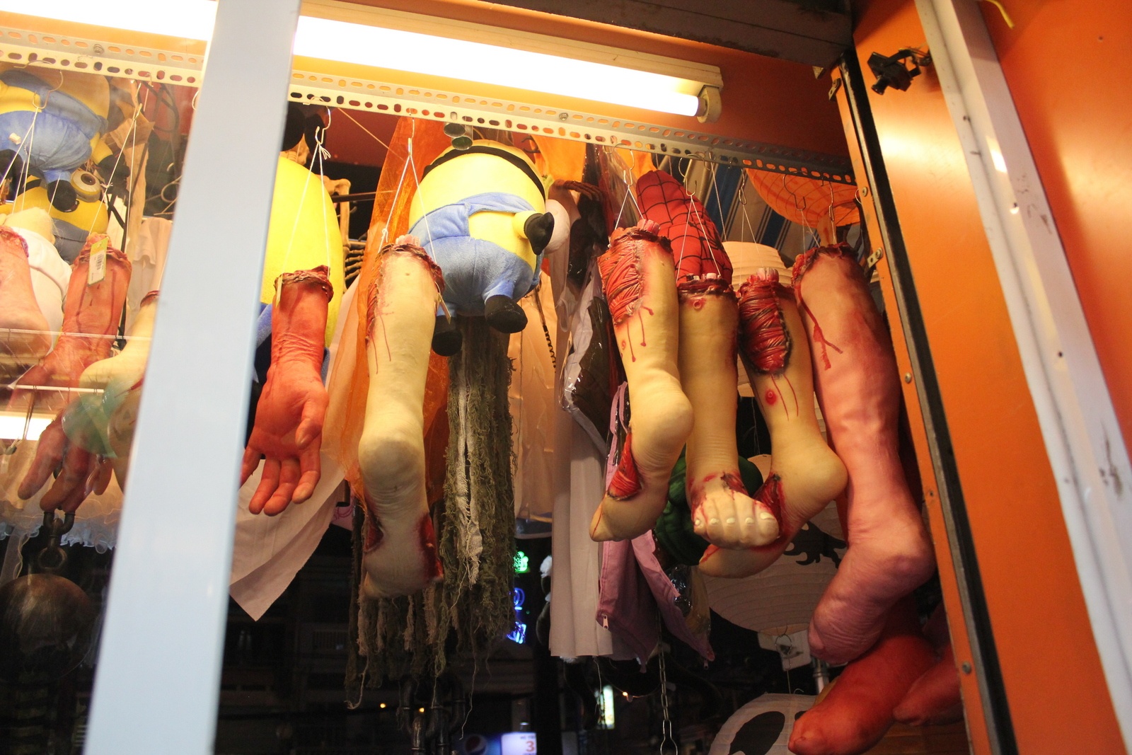 Gioi tre mua do rung ron 'nhat ma' Halloween hinh anh