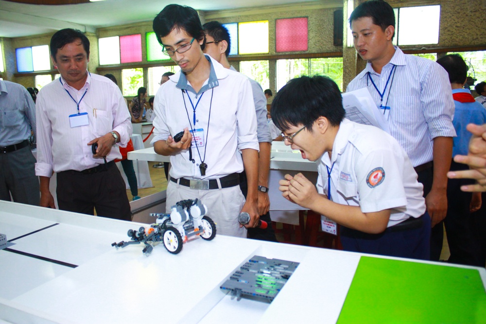Teen TP.HCM tranh tai thiet ke robot hinh anh