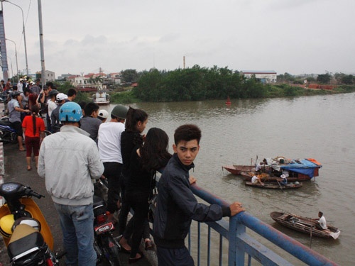 Bi vo vac gay duoi, nguoi dan ong nhay cau tu tu hinh anh