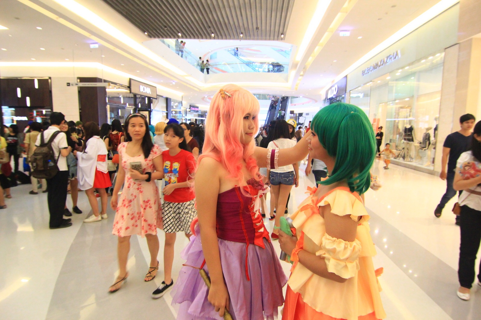 Gioi tre Sai thanh cosplay 'dai nao' khu thuong mai hinh anh