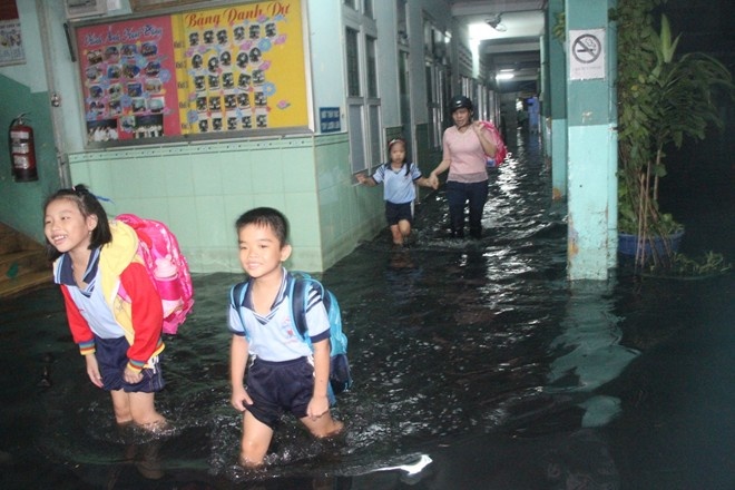 Phu huynh tai Sai Gon hoi ha don con som tranh bao hinh anh