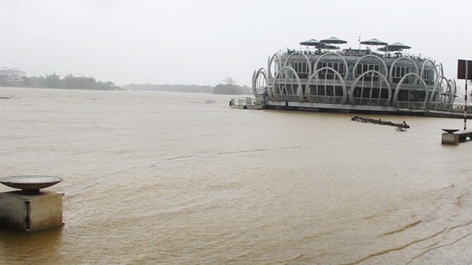 Thay hieu truong bi lu cuon troi hinh anh