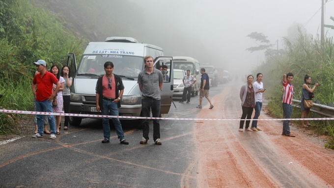 Mua lu Nam, Trung bo: deo Khanh Le sat lo, 2 nguoi mat tich hinh anh