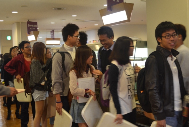 Sinh vien Nhat xep hang mua do an cua du hoc sinh VN hinh anh