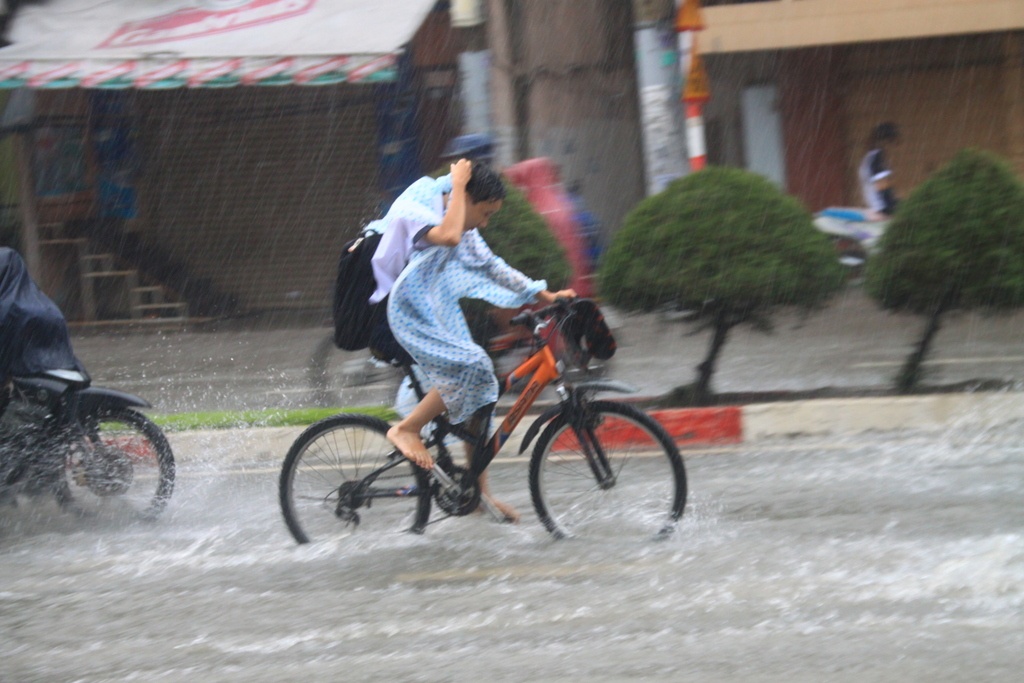 Khong biet nghi hoc, teen TP.HCM loi mua ngap den truong hinh anh