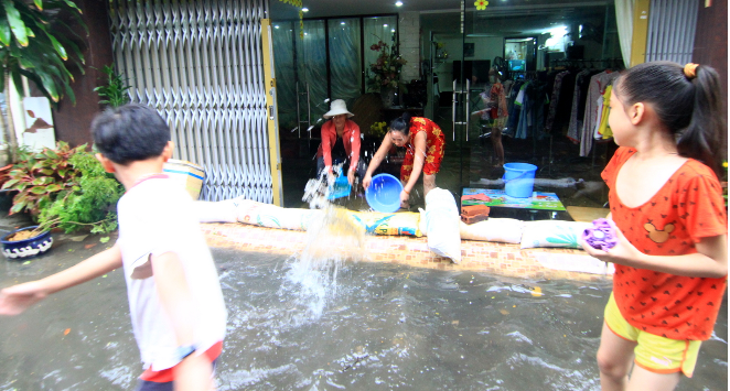 Dan Sai Gon dung may bom hut nuoc ra khoi nha hinh anh