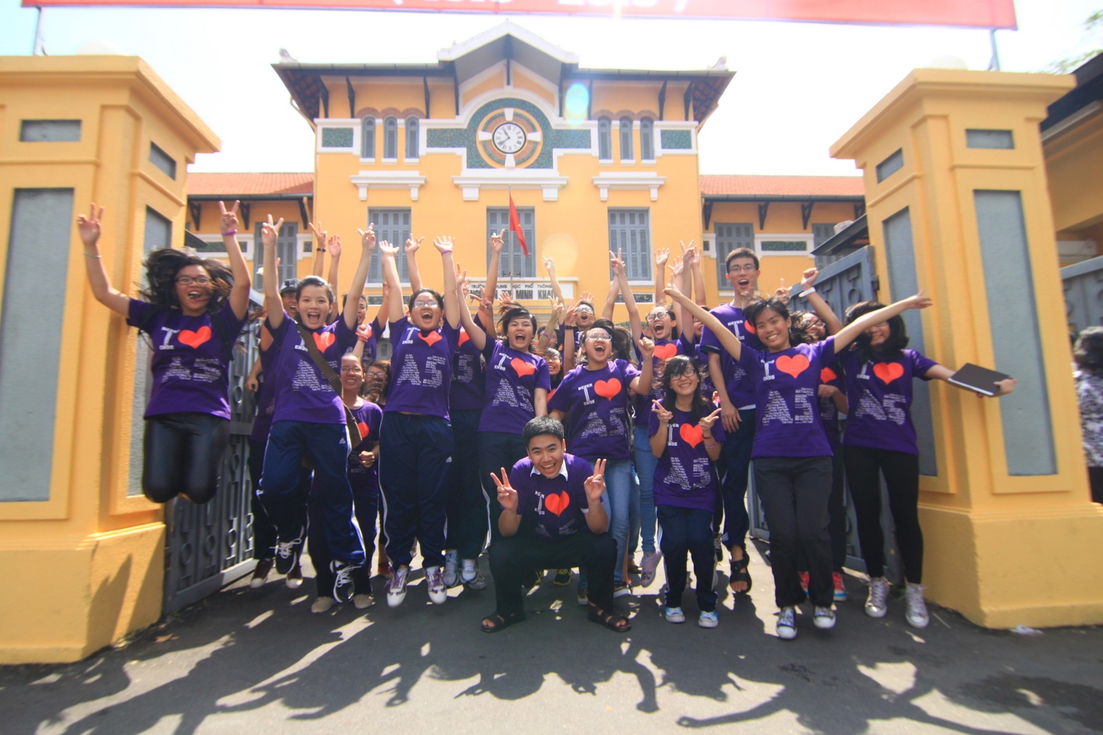 Ngan hoc sinh ve mung truong Nguyen Thi Minh Khai 100 tuoi hinh anh