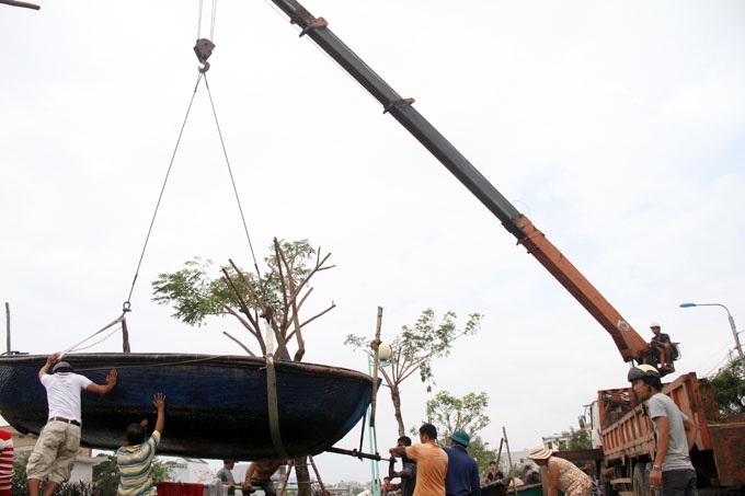 Dung can cau di doi khan cap tau thuyen hinh anh