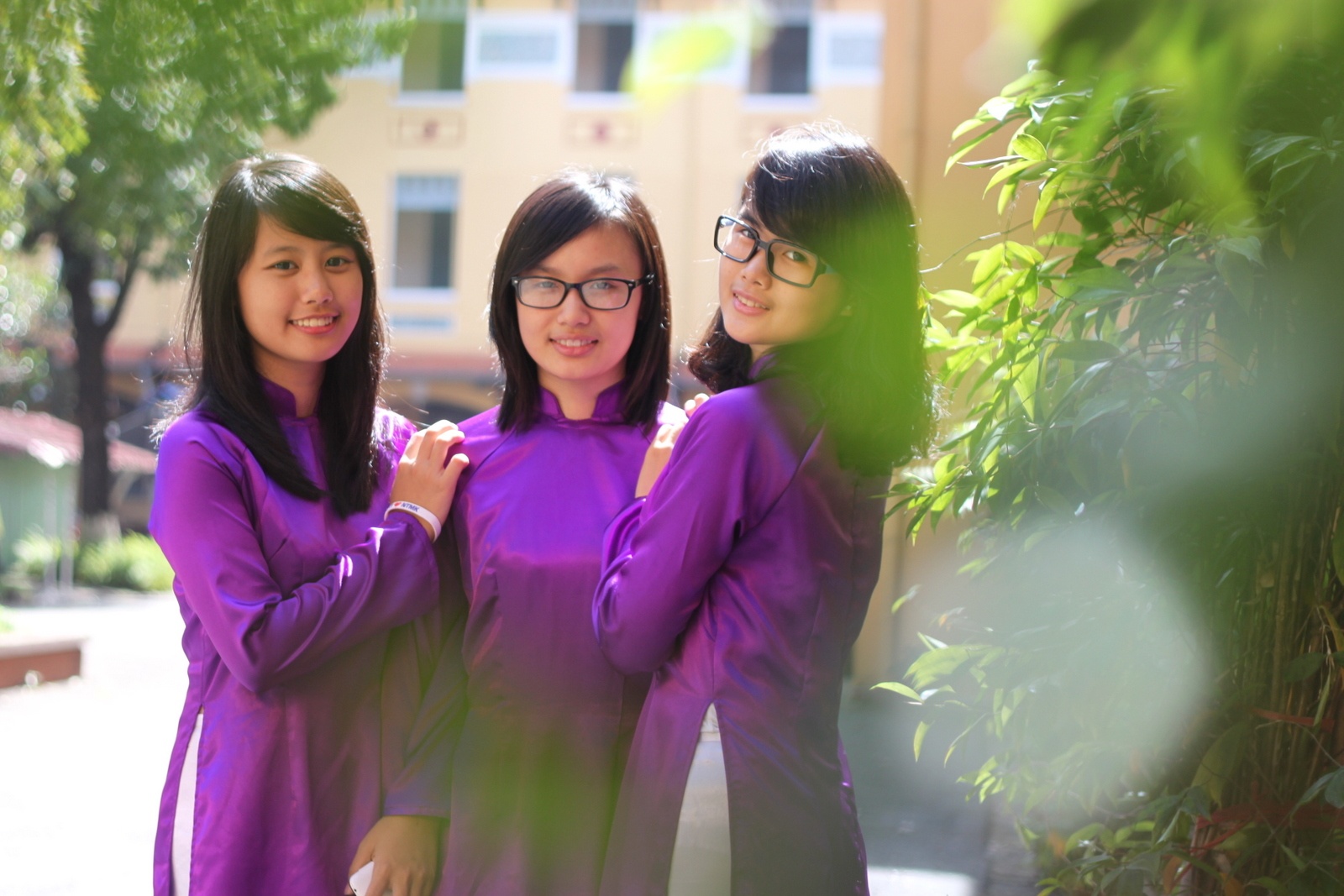 Nu sinh ao dai tim xinh dep o ngoi truong 100 tuoi hinh anh