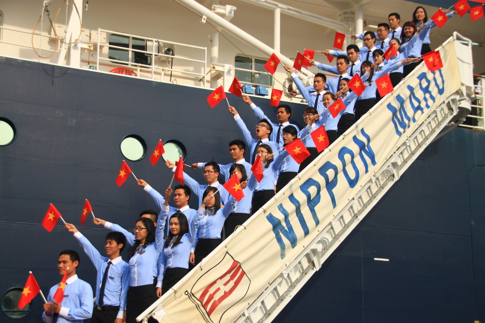 Tau thanh nien Dong Nam A cap Cang Sai Gon hinh anh