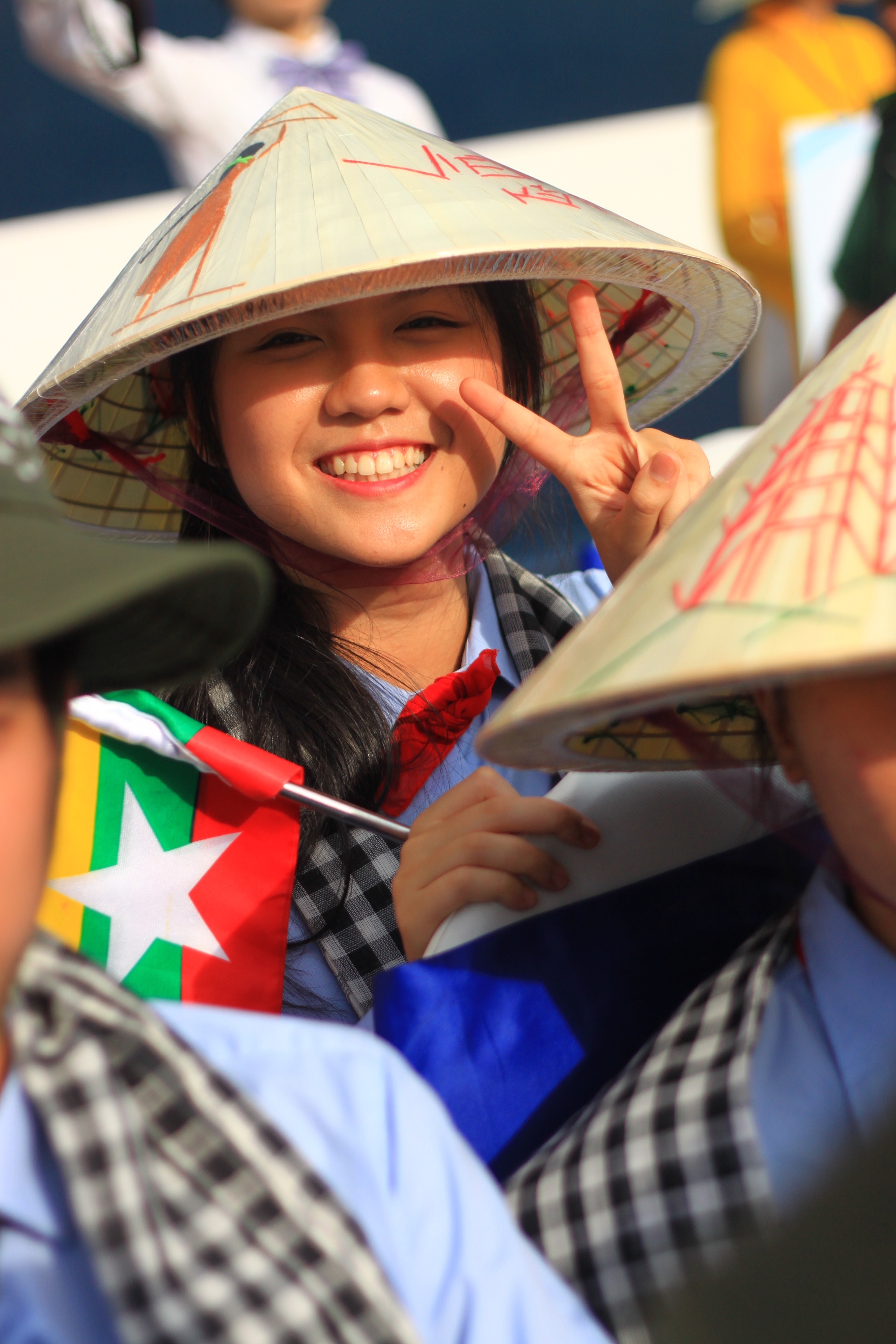 Nhung co gai xinh dep tren tau Thanh nien Dong Nam A hinh anh