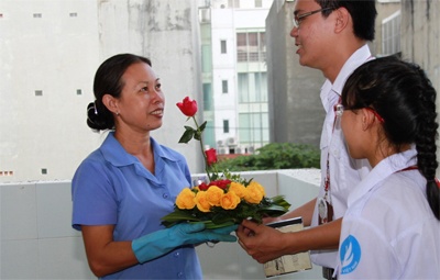 20/11, sinh vien Ngoai thuong tang hoa cho co lao cong hinh anh