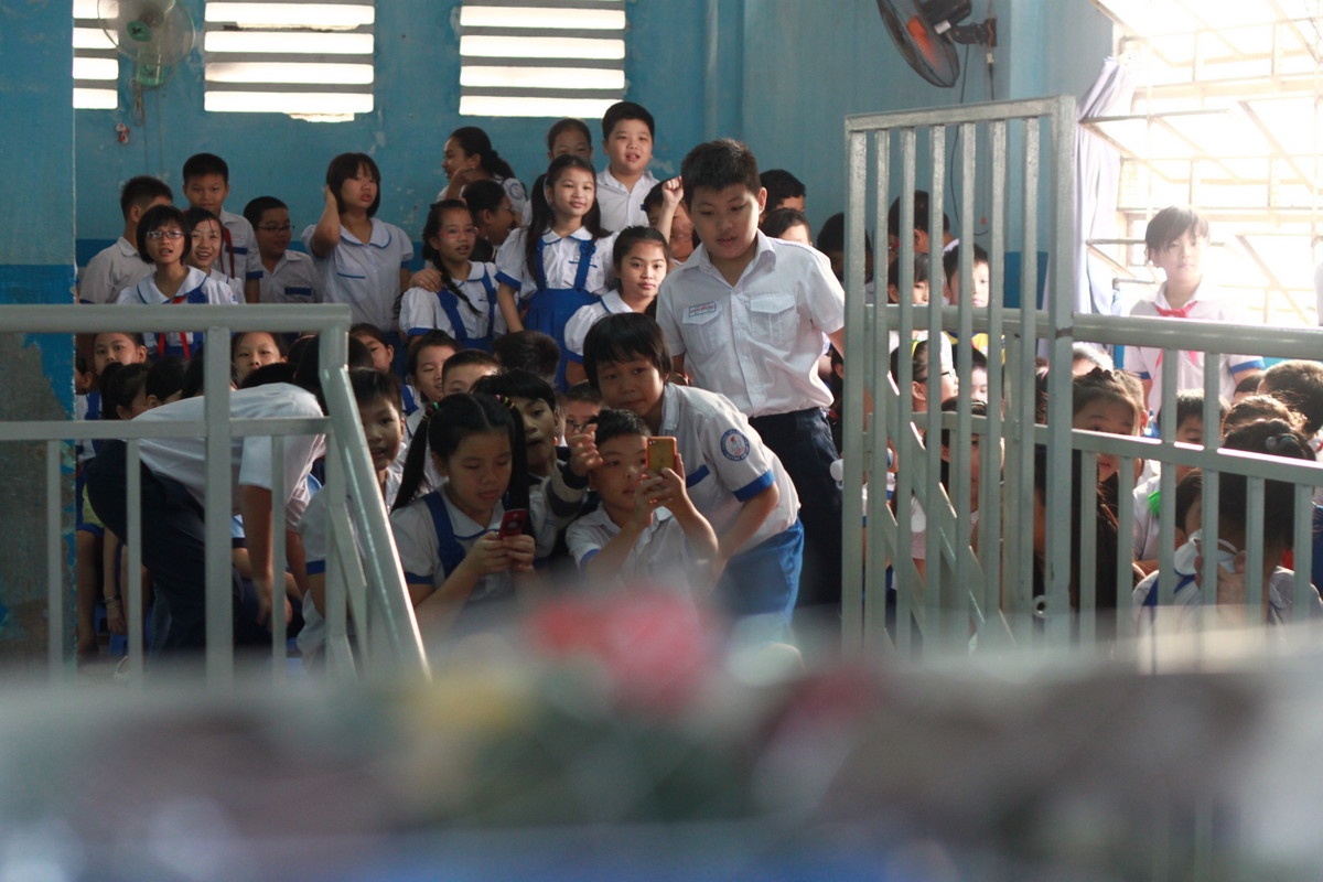 Ngay 20/11 o truong ngheo giua TP.HCM phon hoa hinh anh