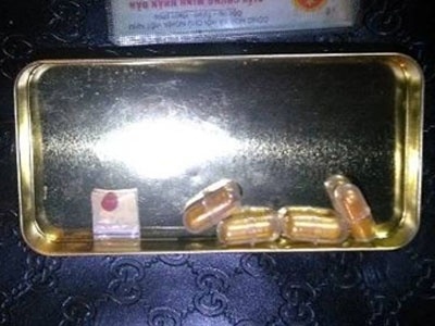 Kieu nu choang vi vien thuoc la trong xe ban trai hinh anh