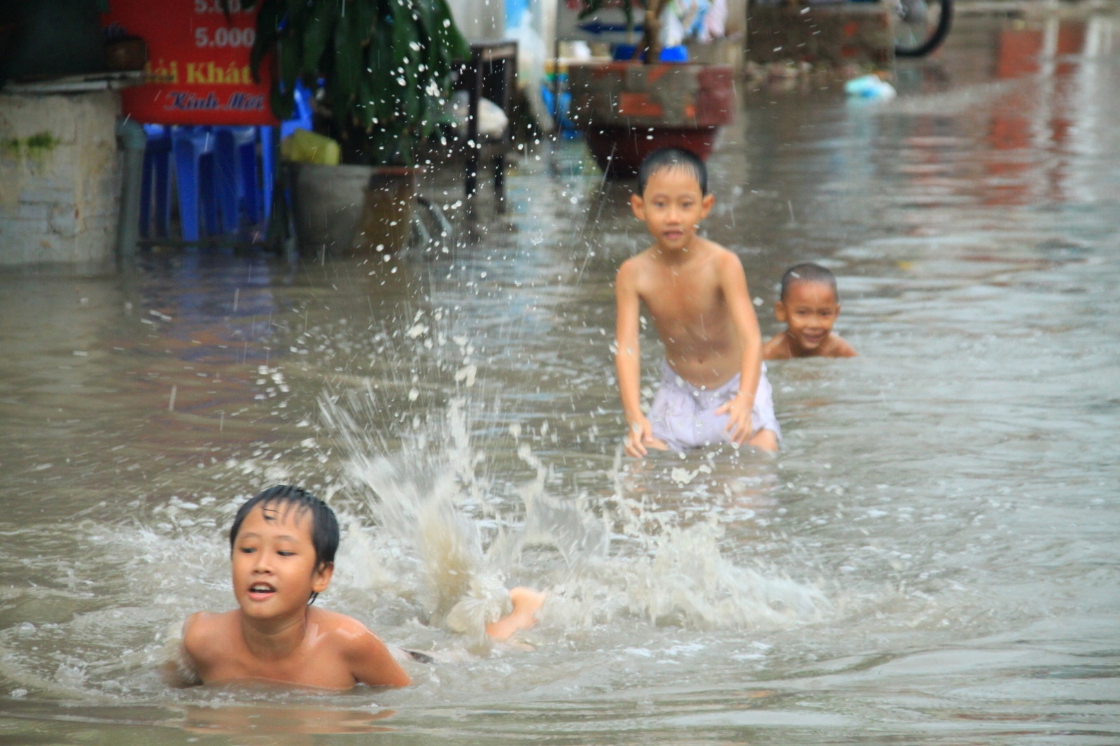 Tre con Sai Gon vo tu boi tren duong ngap lut hinh anh