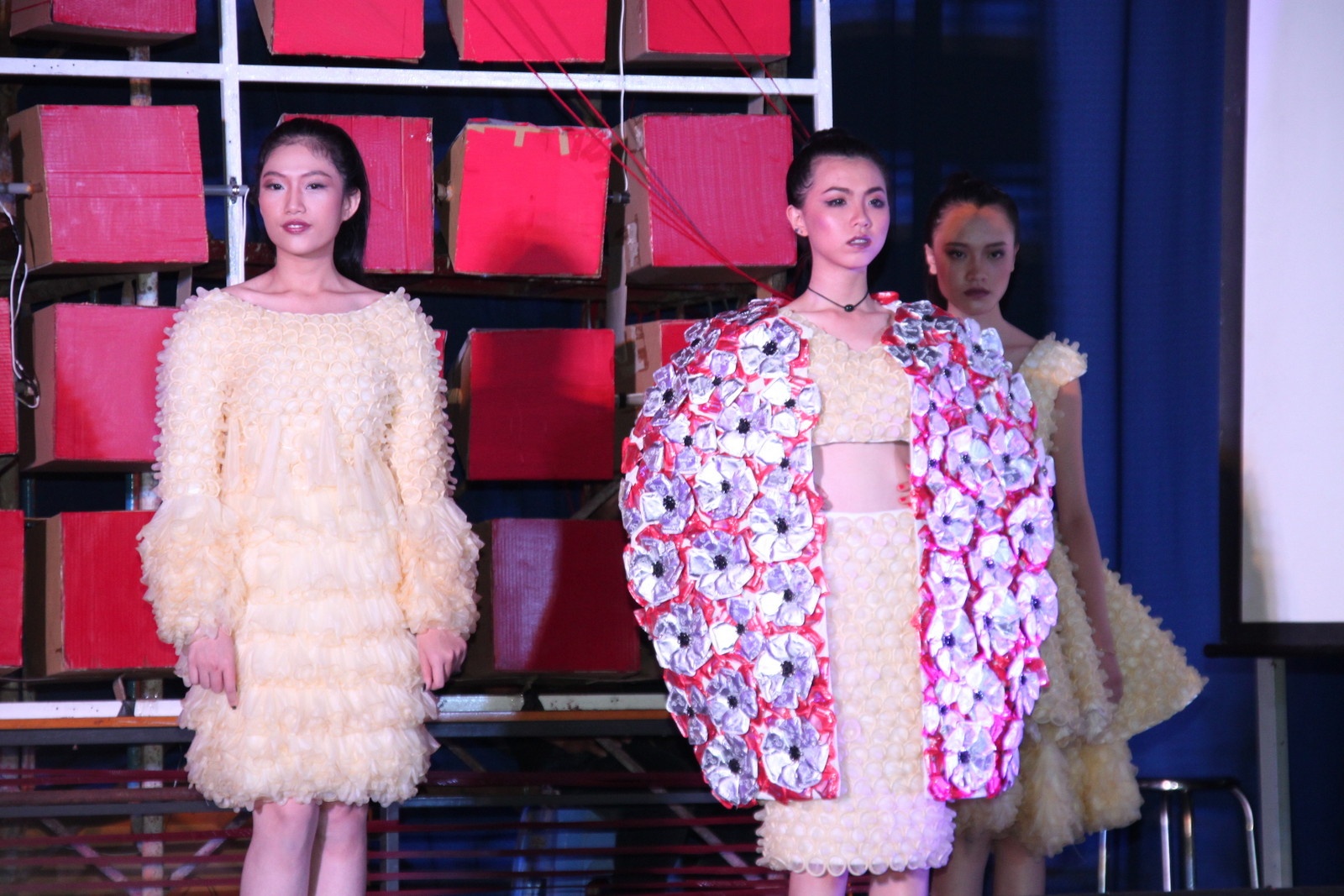 Nu sinh Van Lang mac vay bao cao su hinh anh