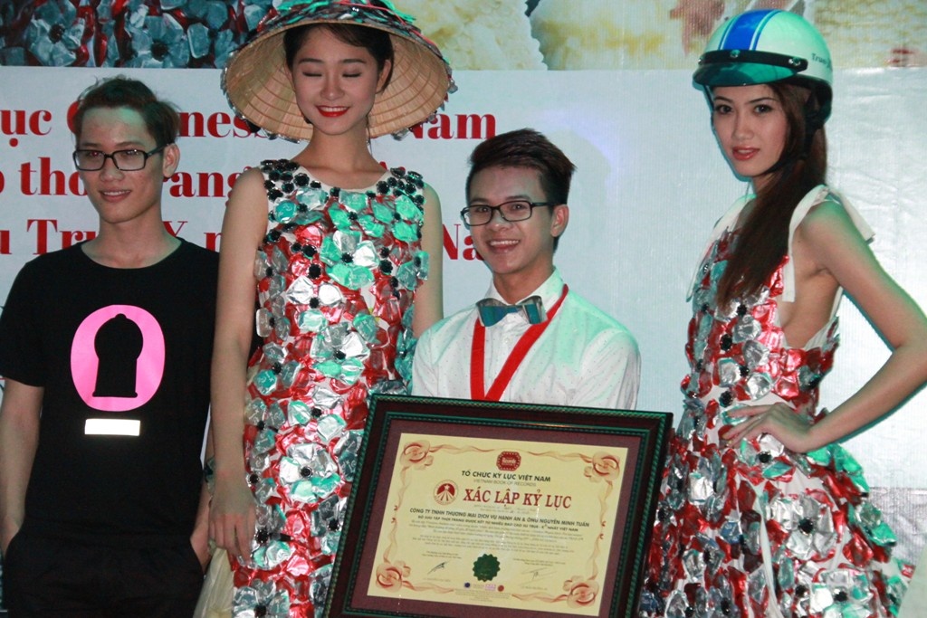 Nam sinh nhan ky luc Guiness VN tu vay bao cao su hinh anh