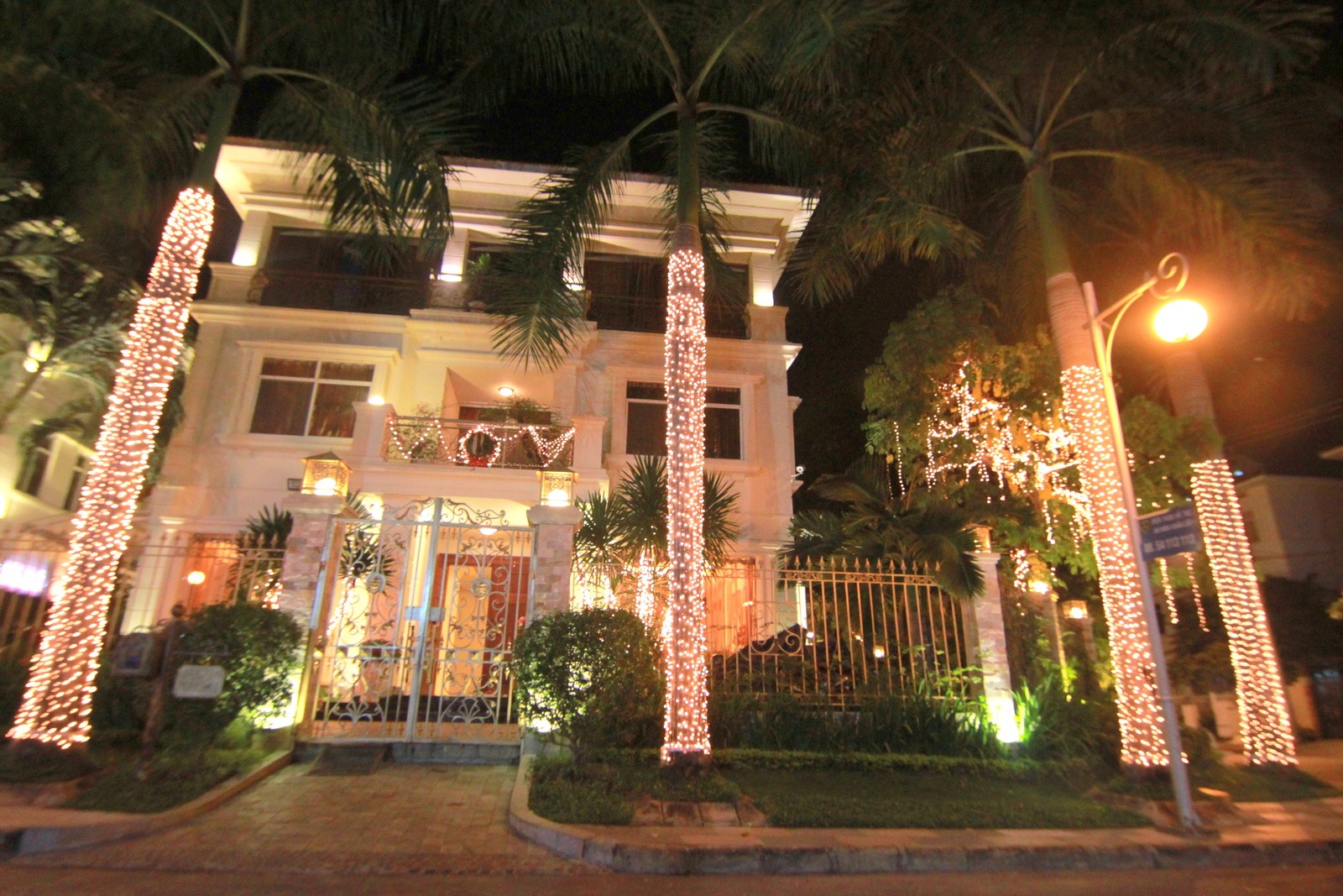 'Pho dai gia' Sai Gon trang hoang long lay don giang sinh hinh anh