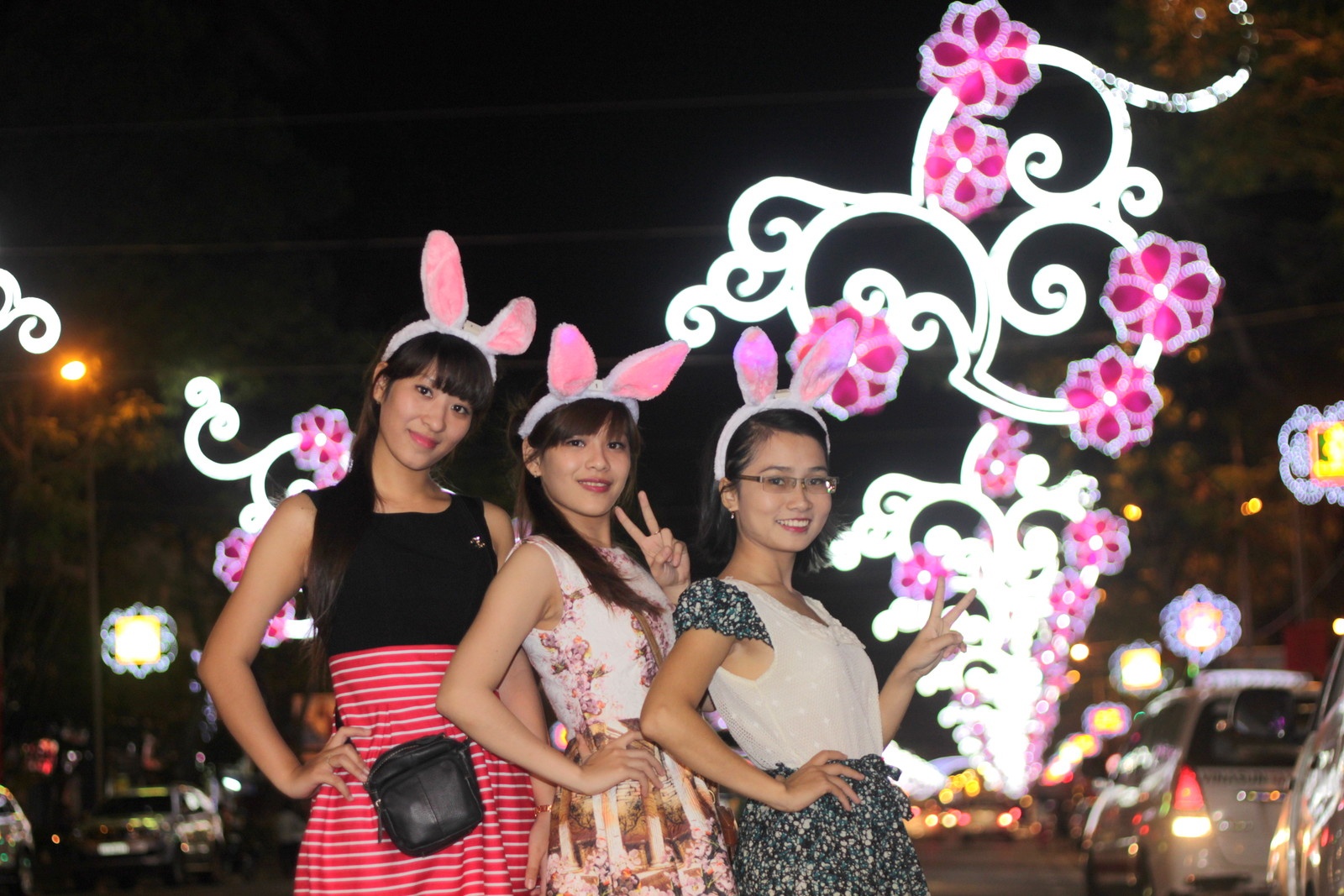 Gioi tre Sai Gon do xo di chup anh tren duong hoa hinh anh