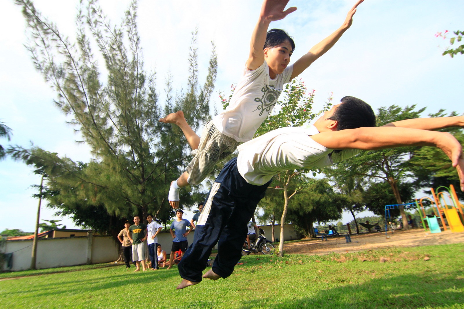 Tricking - thu choi phi than tren khong cua gioi tre Sai Gon hinh anh