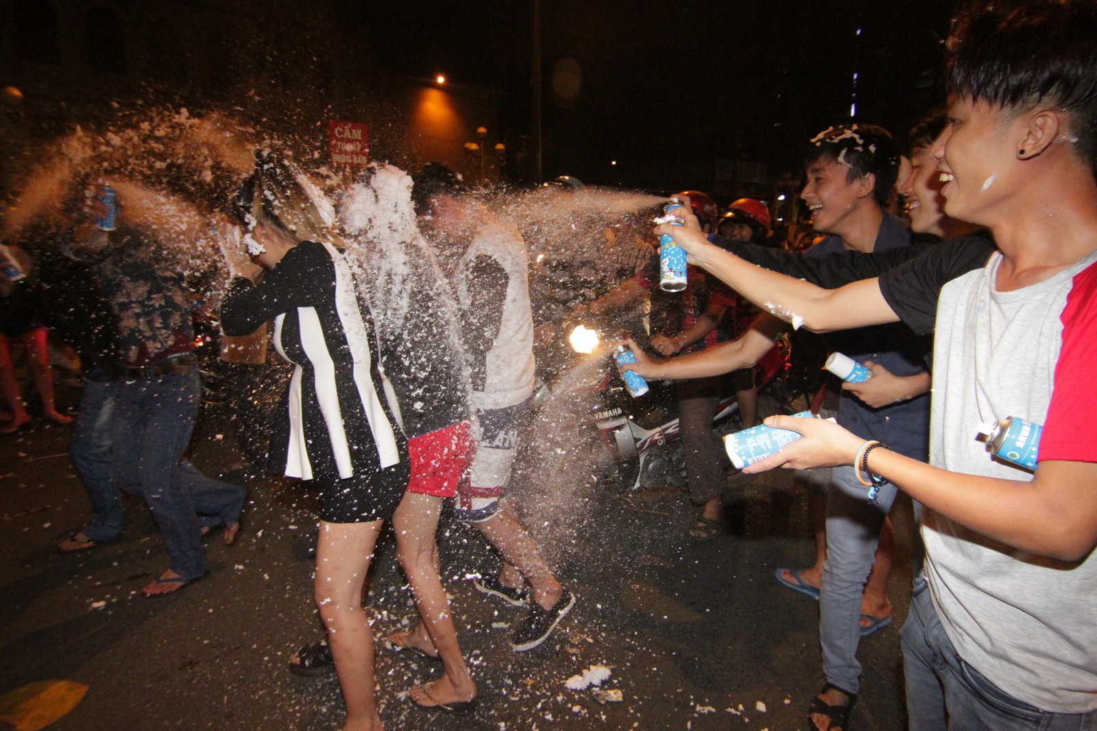 Thieu nu phat khoc vi tro dua xit tuyet qua da o TP.HCM hinh anh