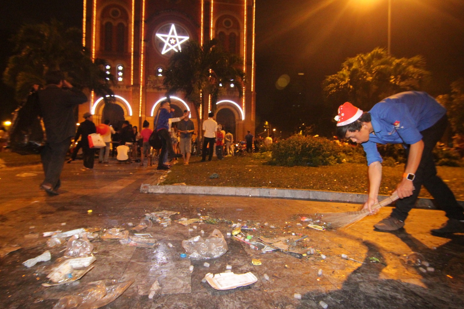 Hanh dong dep cua ban tre Sai Gon trong dem Giang sinh hinh anh