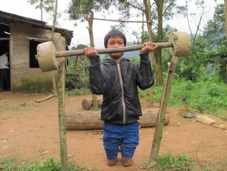 Cau hoc tro Van Kieu bi hoai tu doi chan bo den truong hinh anh