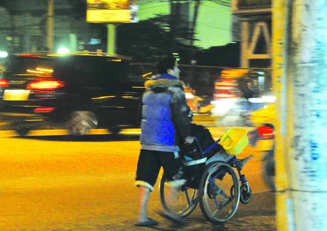 Tham nhap duong day chan dat nguoi gia, tre tan tat an xin hinh anh