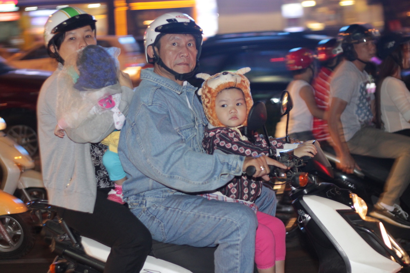 Nguoi Sai Gon tim mua ao am trong dot lanh nhat thap ky hinh anh